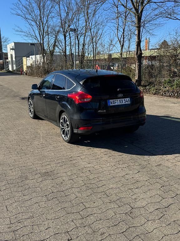 Gebraucht Ford Focus Titanium 120 PS (88 kW) 2016 Schwarz Limousine