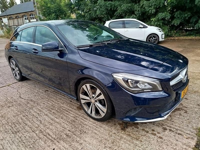 Blau Gebraucht 2017 Mercedes CLA200 Shooting Brake Kombi | 10.900 € (Guter Preis) - Bild 1/4