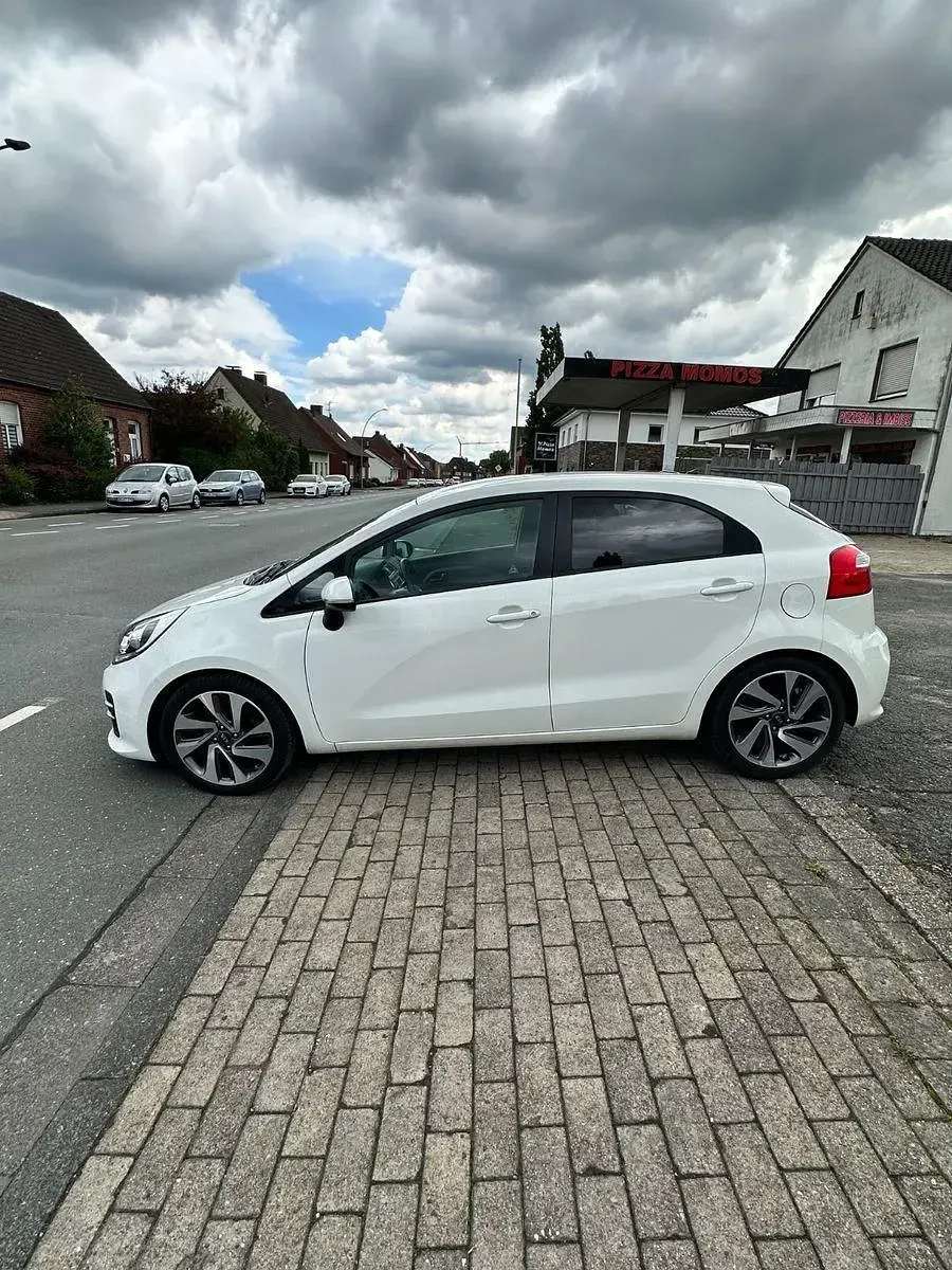 Gebraucht Kia Rio Spirit 84 PS (61 kW) 2017 Weiß Kleinwagen