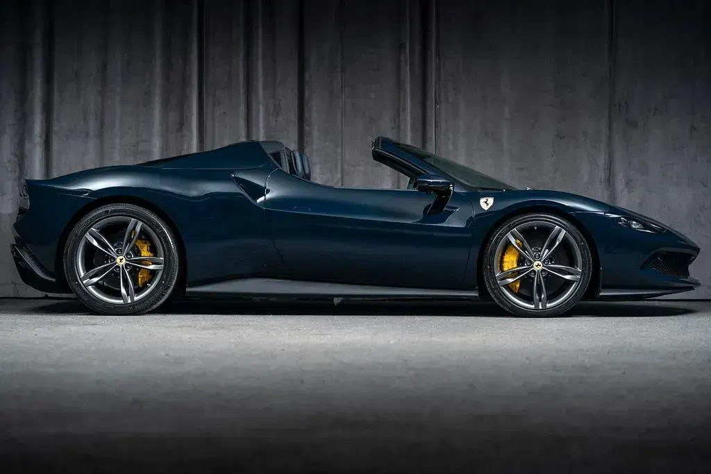 Neu Ferrari 296 829 PS (609 kW) 2025 Blau Cabrio