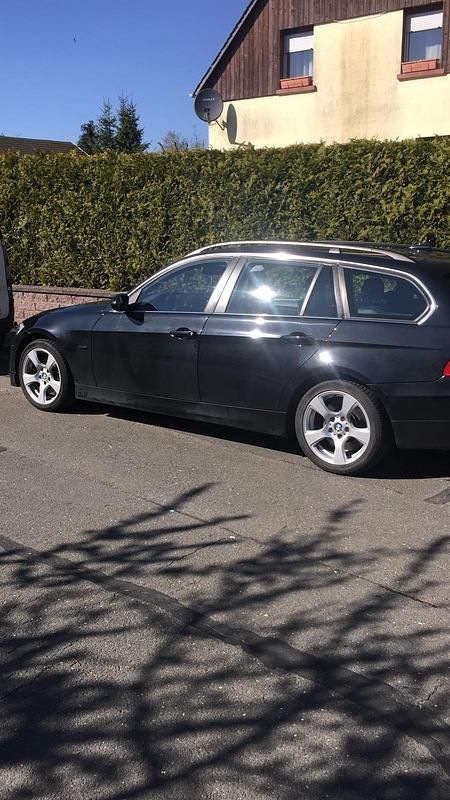 Schwarz Gebraucht 2008 BMW 330 Kombi | 9.300 € (Fairer Preis) - Bild 1/4