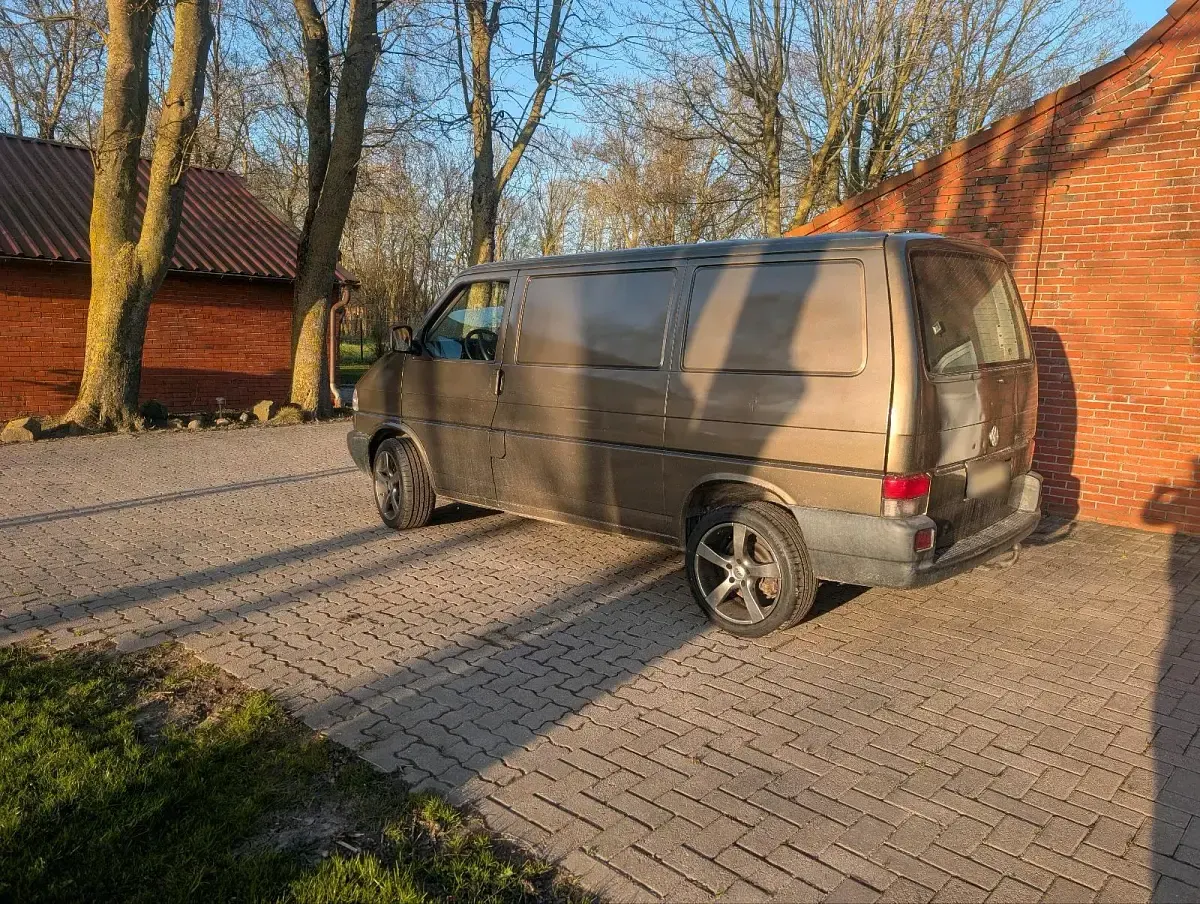 Gebraucht VW T4 102 PS (75 kW) 2001 Braun Van