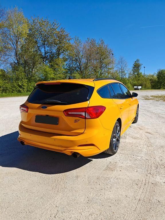 Używany Ford Focus ST 280 KM (205 kW) 2021 Pomarańczowy Sedan/Limuzyna