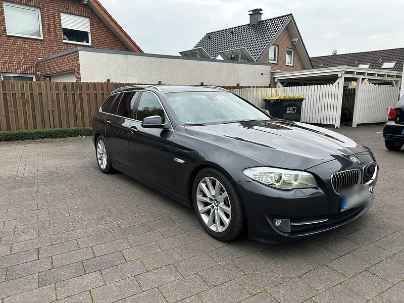 Grau Gebraucht 2011 BMW 525 Kombi | 7.499 € (Fairer Preis) - Bild 1/4