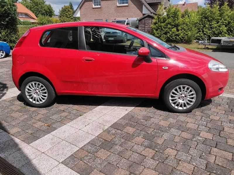 Rot Gebraucht 2009 Fiat Grande Punto Kleinwagen | 1.350 € (Superpreis) - Bild 1/4