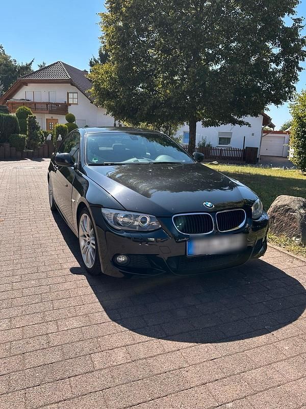 Schwarz Gebraucht 2013 BMW 320 Coupé | 9.200 € (Fairer Preis) - Bild 1/4