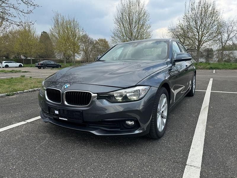 Gebraucht BMW 318 Advantage 150 PS (110 kW) 2016 Grau Limousine