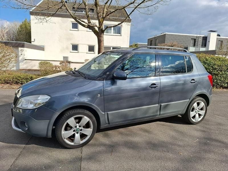 Grau Gebraucht 2012 Skoda Fabia Limousine | 3.500 € (Fairer Preis) - Bild 1/4