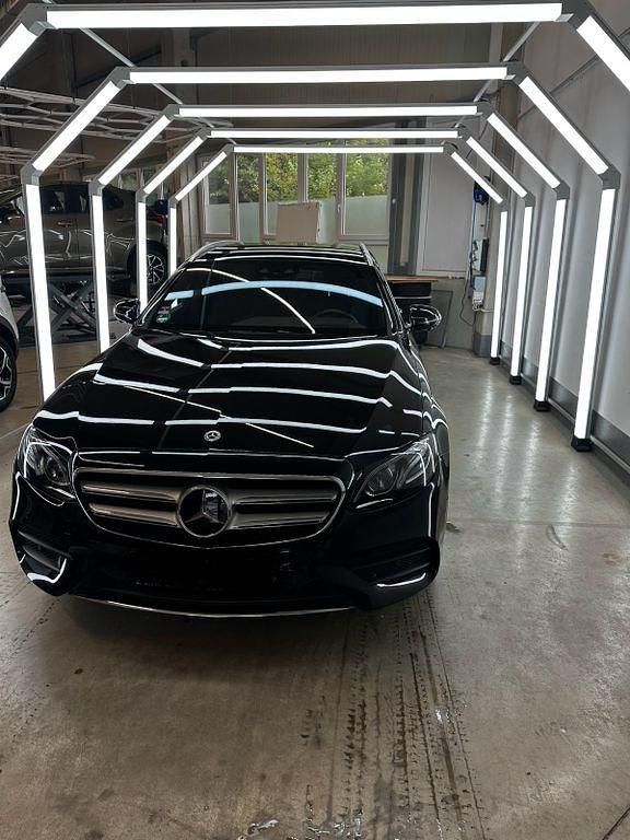 Schwarz Gebraucht 2019 Mercedes E400 AMG line Kombi | 37.800 € (Fairer Preis) - Bild 1/4