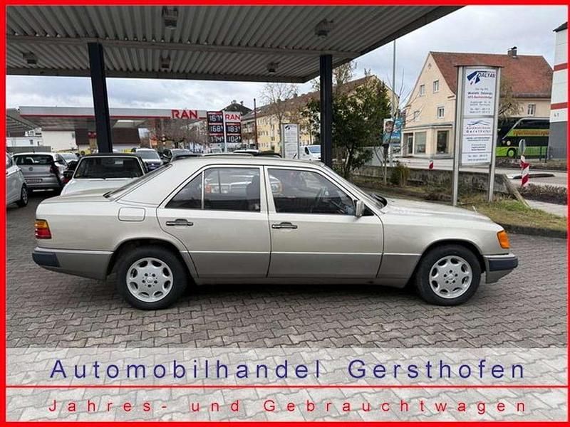 Gebraucht Mercedes E230 132 PS (97 kW) 1990 Gold Limousine