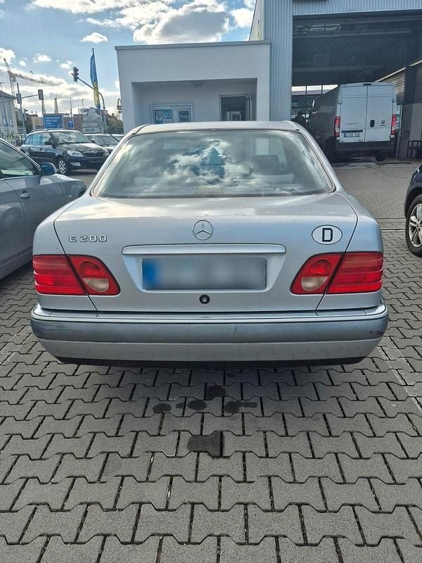 Gebraucht Mercedes E200 136 PS (100 kW) 1998 Silber Limousine