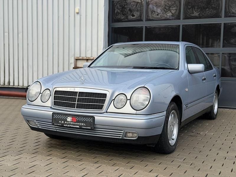 Gebraucht Mercedes E220 Elegance 125 PS (91 kW) 1999 Blau Limousine