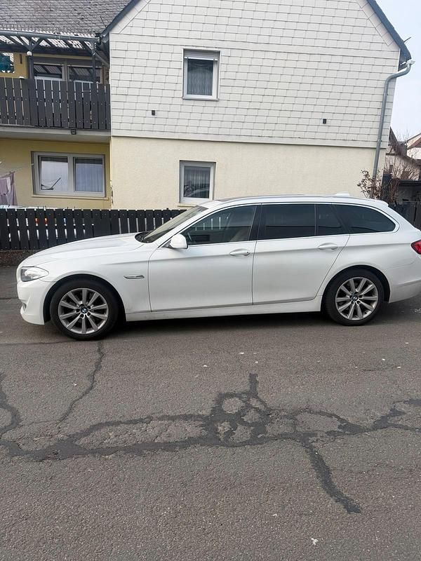 Gebraucht BMW 525 Sport Line 218 PS (160 kW) 2012 Weiß Kombi