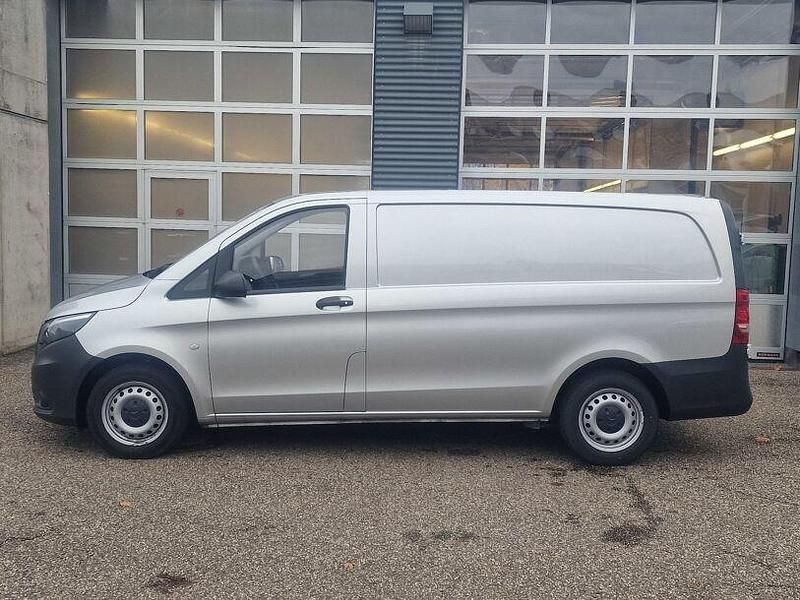 Usado Mercedes Vito 114 HP (83 kW) 2019 Prateado Van
