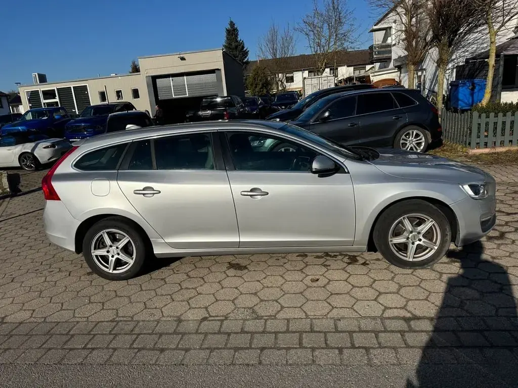Gebraucht Volvo V60 Momentum 190 PS (139 kW) 2016 Bright silver metallic / metal Kombi