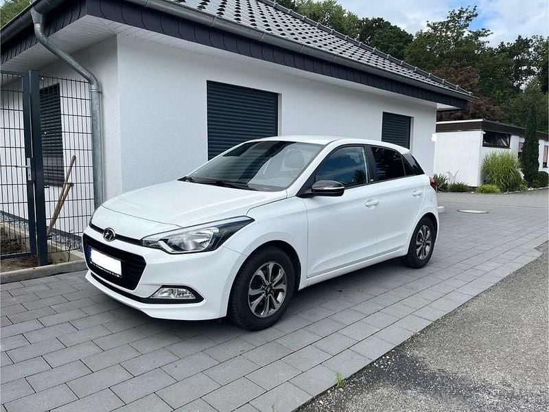 Weiß Gebraucht 2018 Hyundai i20 Passion Limousine | 8.550 € (Fairer Preis) - Bild 1/4