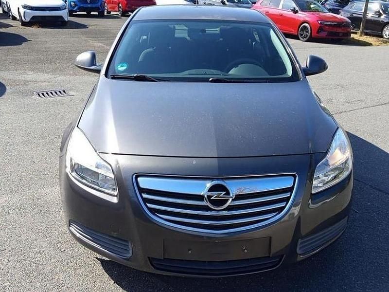 Grau Gebraucht 2010 Opel Insignia Selection Limousine | 6.490 € (Etwas zu teuer) - Bild 1/4