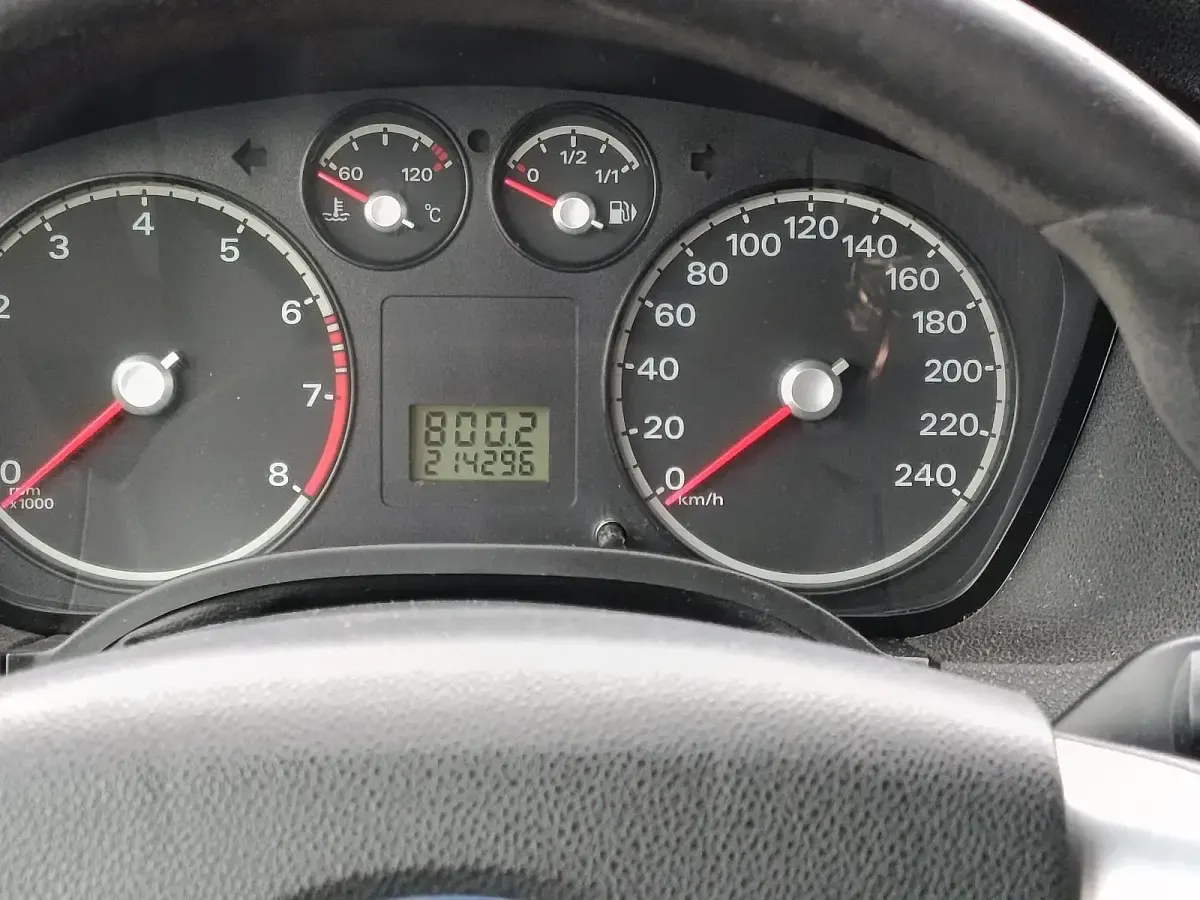Usado Ford Focus 115 CV (84 kW) 2007 Gris Berlina