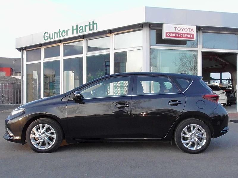 Gebraucht Toyota Auris 116 PS (85 kW) 2016 Black mica / ink Limousine