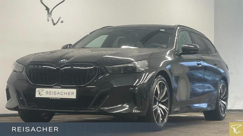 Saphirschwarz metallic Neu 2025 BMW 520 Performance Kombi | 74.999 € - Bild 1/4