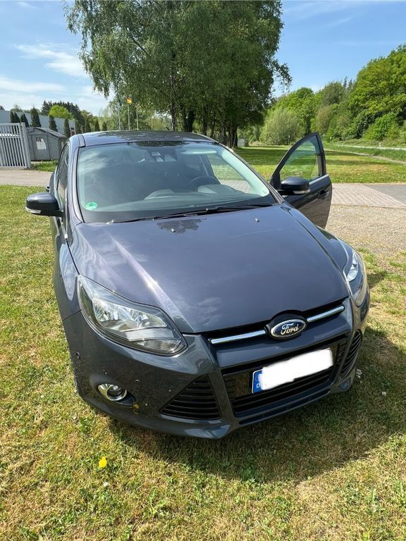 Blau Gebraucht 2014 Ford Focus Titanium Limousine | 7.500 € (Fairer Preis) - Bild 1/4