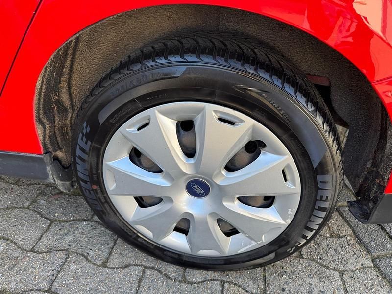 Gebraucht Ford Focus 100 PS (73 kW) 2013 Rot Kleinwagen