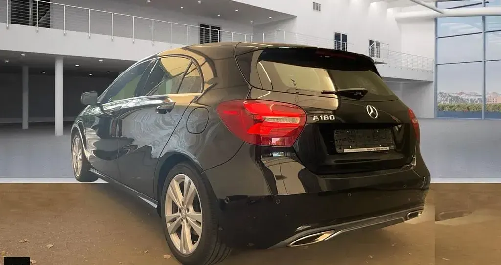 Gebraucht Mercedes A180 122 PS (89 kW) 2016 Schwarz Kleinwagen