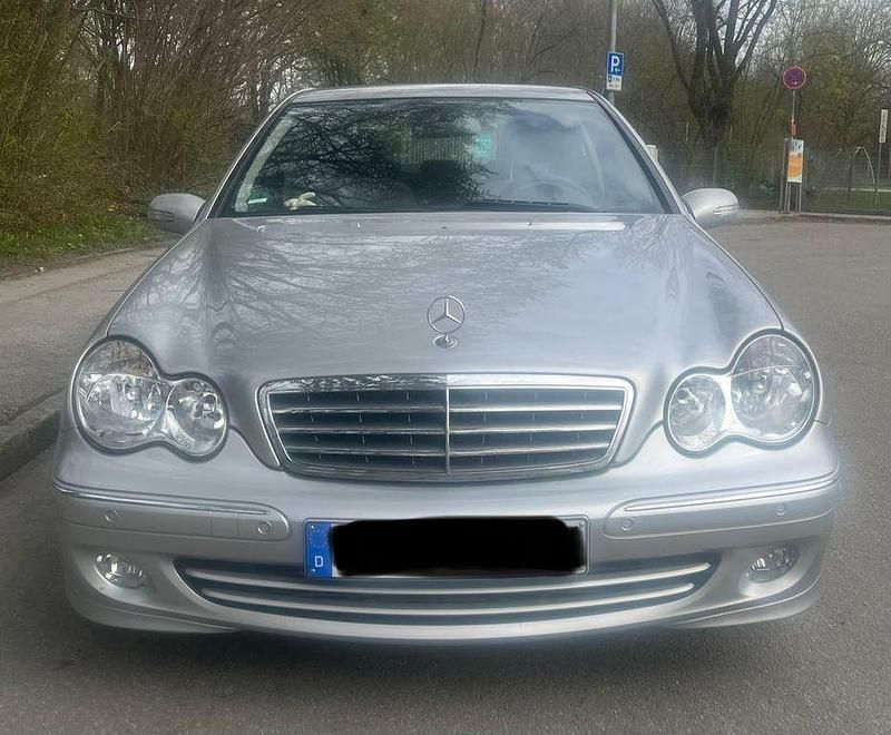 Gebraucht Mercedes 220 150 PS (110 kW) 2005 Silber Limousine