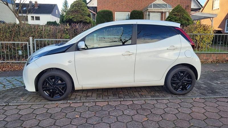 Weiß Gebraucht 2018 Toyota Aygo Kleinwagen | 6.799 € (Fairer Preis) - Bild 1/4