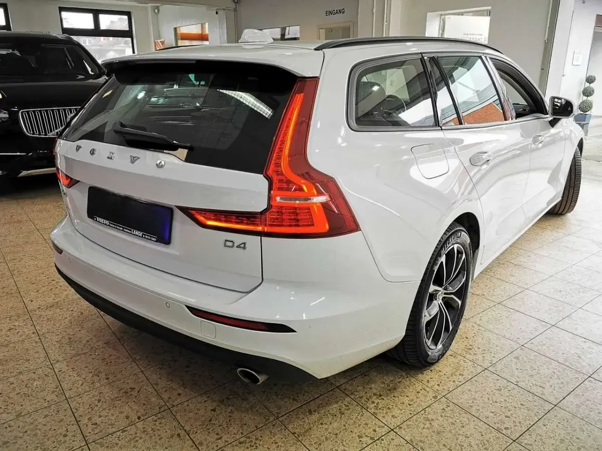 Gebraucht Volvo V60 Momentum 190 PS (139 kW) 2018 Weiß Kombi