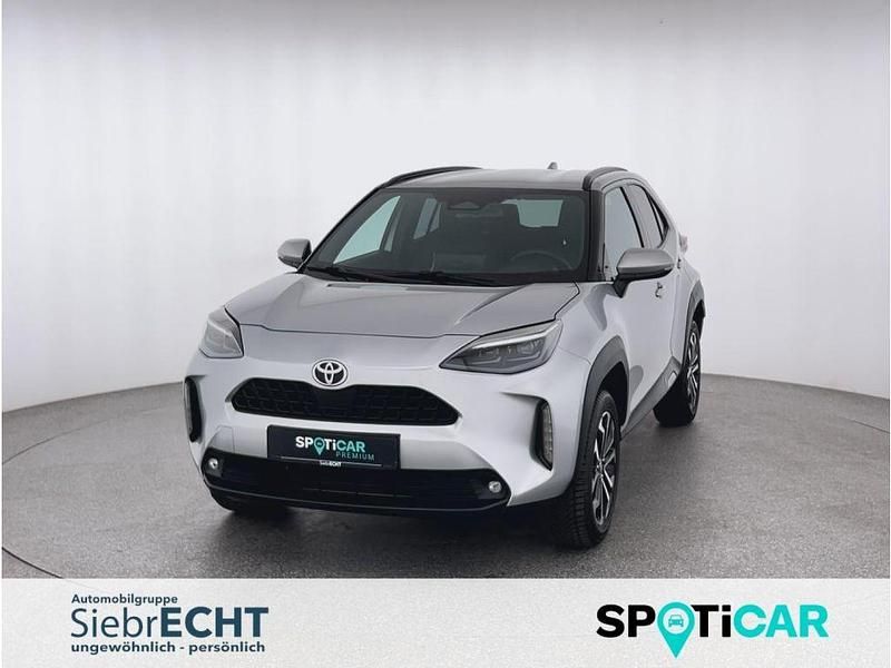 Silber (metallic) Gebraucht 2024 Toyota Yaris Hybrid SUV | 25.970 € - Bild 1/4