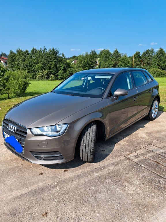Grau Gebraucht 2015 Audi A3 Sportback Attraction Limousine | 9.650 € (Fairer Preis) - Bild 1/4