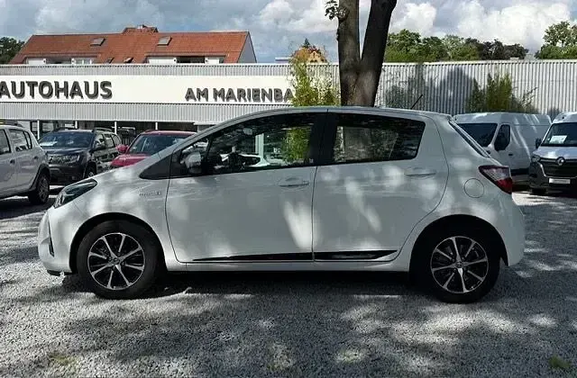 Gebraucht Toyota Yaris Hybrid Team 101 PS (74 kW) 2018 Weiß Limousine