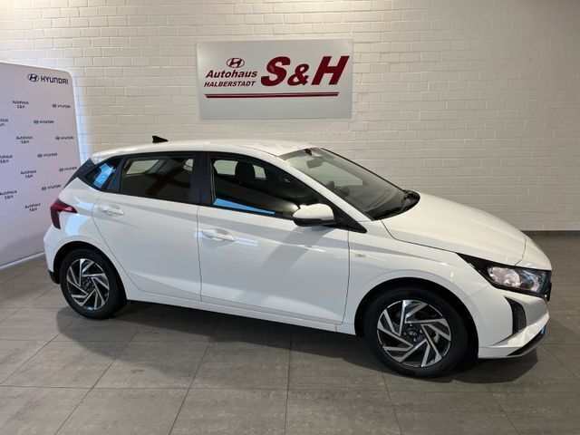 Weiß Neu 2024 Hyundai i20 Trend Limousine | 20.900 € (Fairer Preis) - Bild 1/4