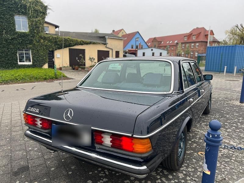 Gebraucht Mercedes 200 60 PS (44 kW) 1982 Blau Limousine