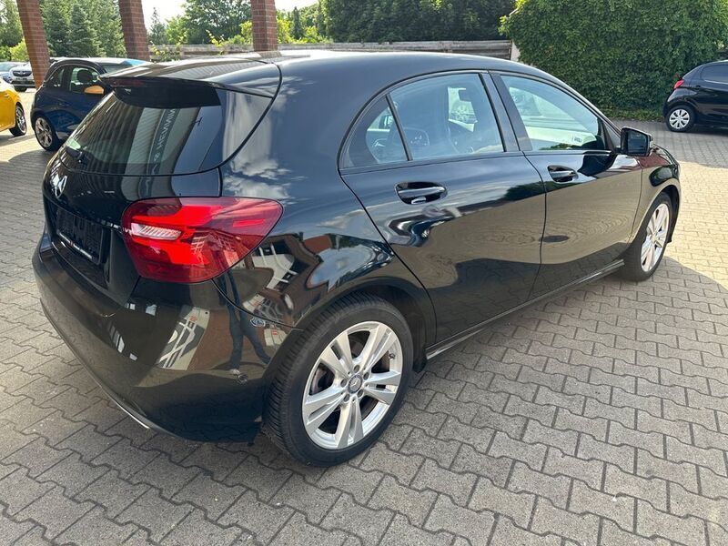 Gebraucht Mercedes A180 122 PS (89 kW) 2016 Schwarz Limousine