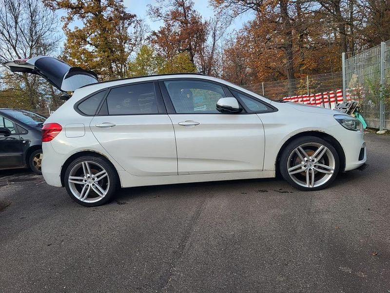 Weiß Gebraucht 2016 BMW 218 Active Tourer Sport Line Van / Kleinbus | 8.500 € (Superpreis) - Bild 1/4