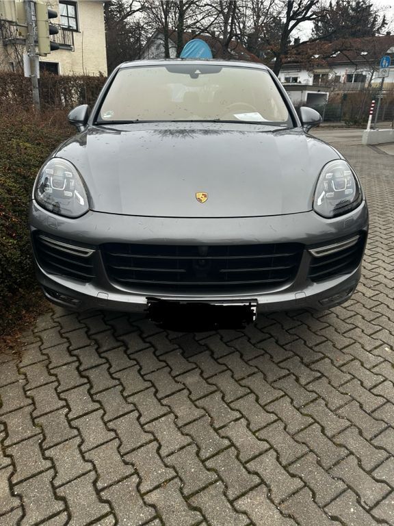 Grau Gebraucht 2017 Porsche Cayenne Turbo SUV | 50.800 € (Fairer Preis) - Bild 1/4