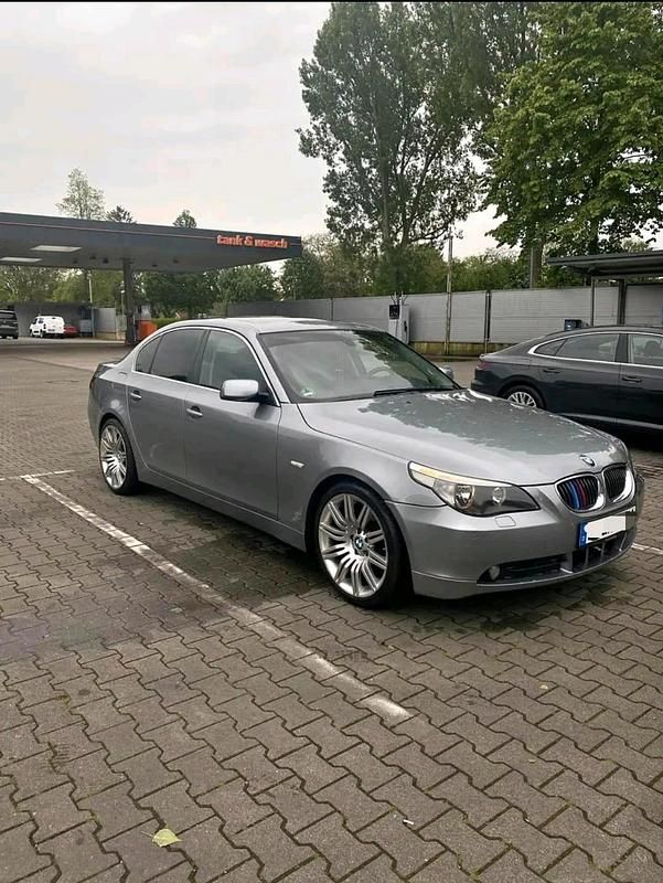Silber Gebraucht 2004 BMW 520 Kleinwagen | 2.500 € - Bild 1/4