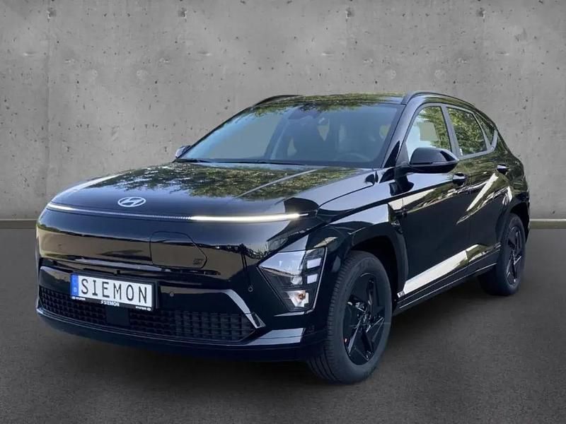 Abyss black Neu 2025 Hyundai Kona Select SUV | 31.980 € (Fairer Preis) - Bild 1/1