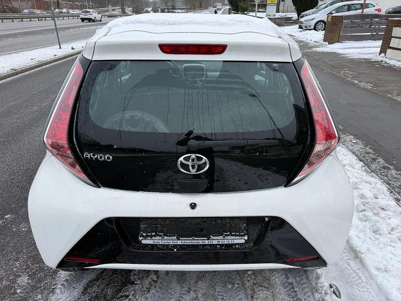 Gebraucht Toyota Aygo 69 PS (50 kW) 2017 Weiß Kleinwagen