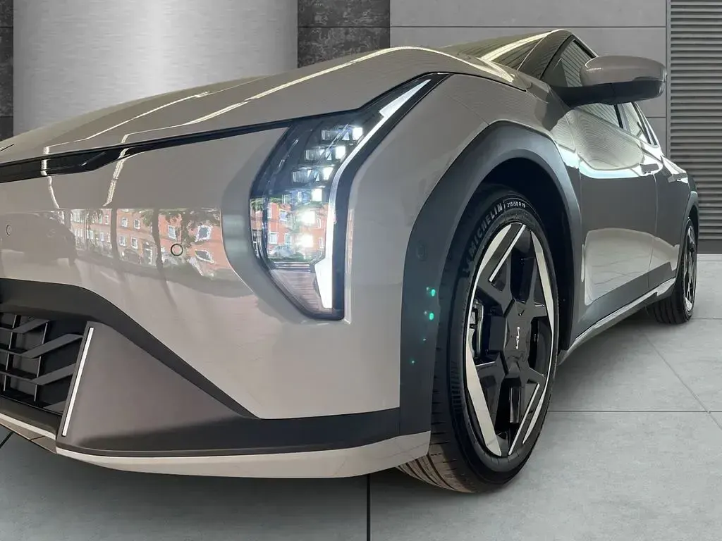 Neu Kia EV4 Earth 150 kW (204 PS) 2026 Grau Limousine