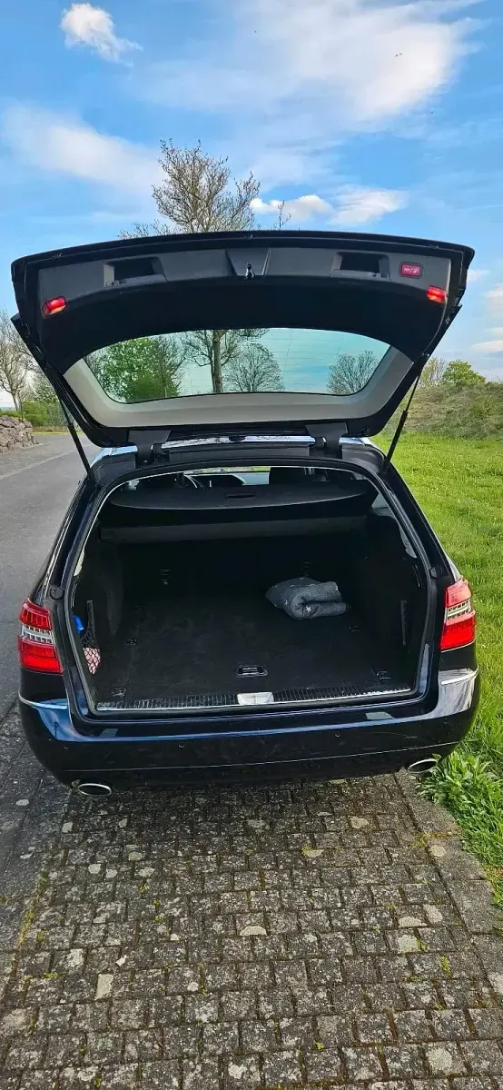 Gebraucht Mercedes E300 Avantgarde 231 PS (169 kW) 2011 Blau Kombi