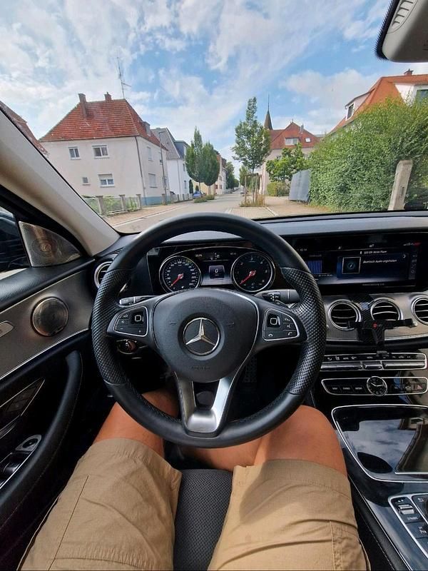 Schwarz Gebraucht 2017 Mercedes E220 Limousine | 28.200 € - Bild 1/4