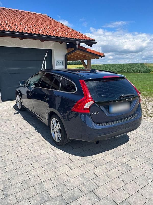 Gebraucht Volvo V60 163 PS (119 kW) 2014 Blau Kombi