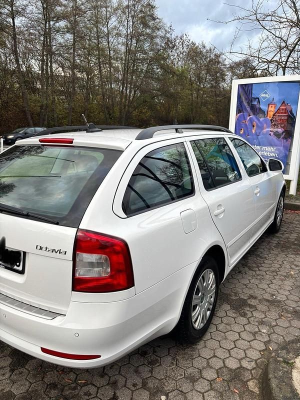 Gebraucht Skoda Octavia 105 PS (77 kW) 2011 Weiß Kombi