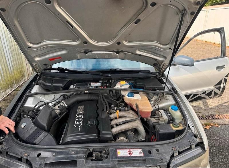 Second-hand Audi A4 125 CP (91 kW) 1994 Gri Berlinǎ