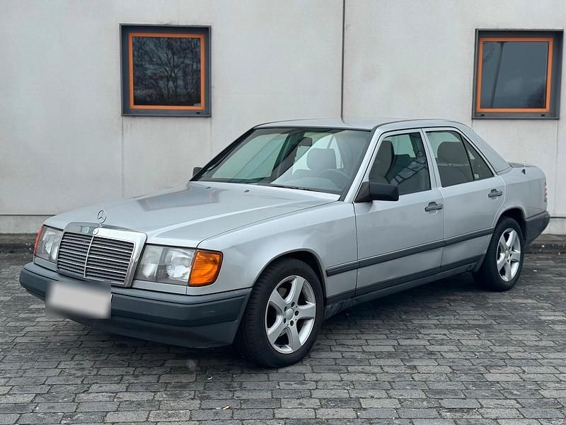 Gebraucht Mercedes E200 118 PS (86 kW) 1989 Grau Limousine