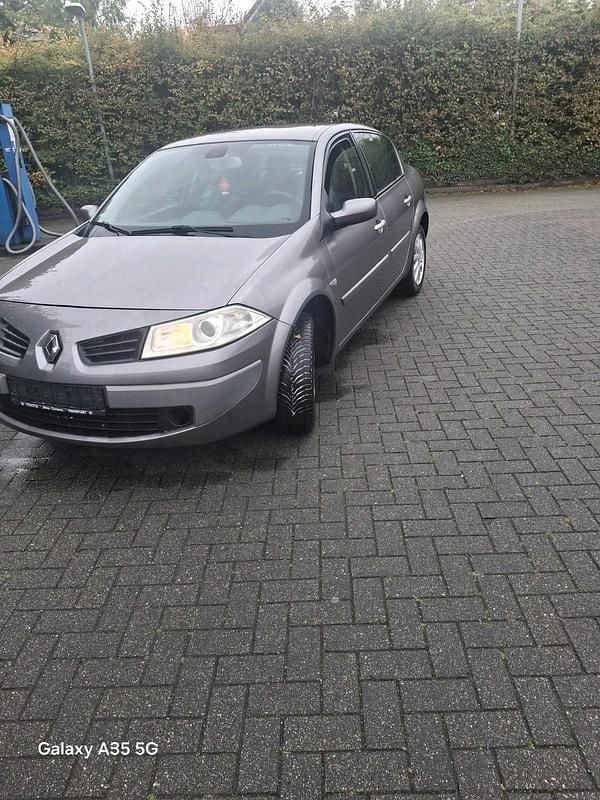 Grau Gebraucht 2008 Renault Mégane III Limousine | 2.000 € (Superpreis) - Bild 1/4