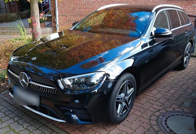 Schwarz Gebraucht 2021 Mercedes E300 AMG line Kombi | 27.800 € (Etwas zu teuer) - Bild 1/4